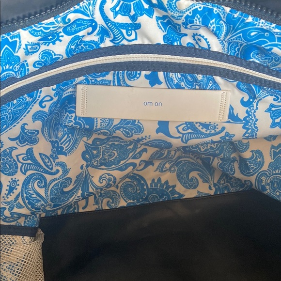 Lululemon Yoga Gym Weekend Bag great for Yoga or Travel - Picture 9 of 11